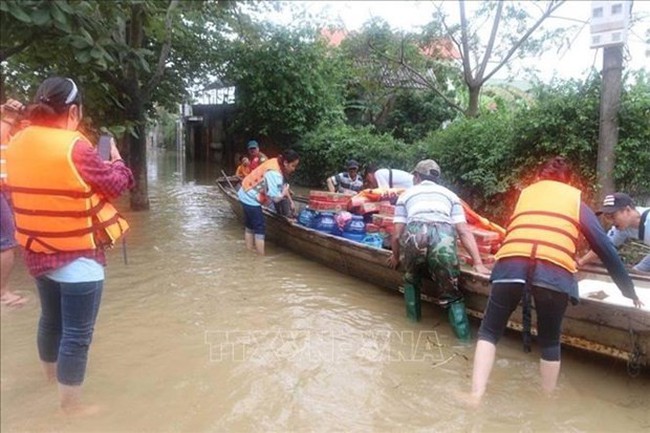 Sen Vang supports flood victims in Quang Tri province. (Photo: VNA)