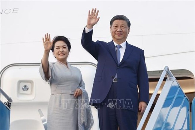 General Secretary of the Communist Party of China (CPC) Central Committee and President of the People's Republic of China Xi Jinping and his spouse leave Hanoi on December 13 afternoon, concluding their two-day state visit to Vietnam. (Photo: VNA)