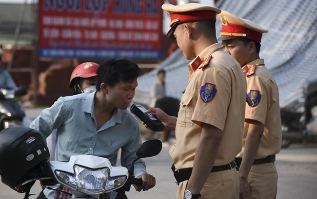 Dien Bien traffic police officers check the alcohol concentration of a motorist on National Road 279. (Photo: VNA)