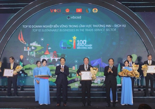 Mr. Furusawa Yasuyuki – General Director of AEON Vietnam received the award for Top 100 most sustainable businesses in Việt Nam in the manufacturing sector.