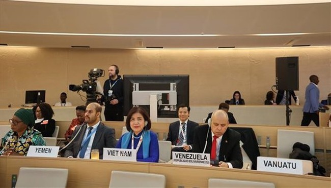 Ambassador Le Thi Tuyet Mai (second, right), Permanent Representative of Vietnam to the United Nations, the World Trade Organisation (WTO) and other international organisations in Geneva, attends the event. (Photo: VNA)