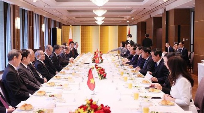 Vietnamese Prime Minister Pham Minh Chinh has a working breakfast with President of the International Friendship Exchange Council (FEC) of Japan Ken Matsuzawa and its members in Tokyo on December 18. (Photo: VNA)