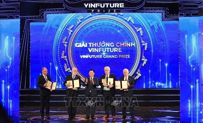 Vietnamese National Assembly Chairman Vuong Dinh Hue (middle) presents the VinFuture Prize 2022 to laureates. (Photo: VNA)