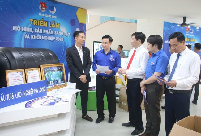 Delegates visit creative start-up models and products of young people at an exhibition. (Photo: Nguyen Dung)
