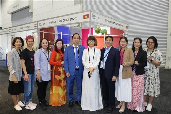 Representatives of the Vietnam Trade Office in Australia and a number of large businesses attending the expo pose for a group photo. (Photo: VNA)