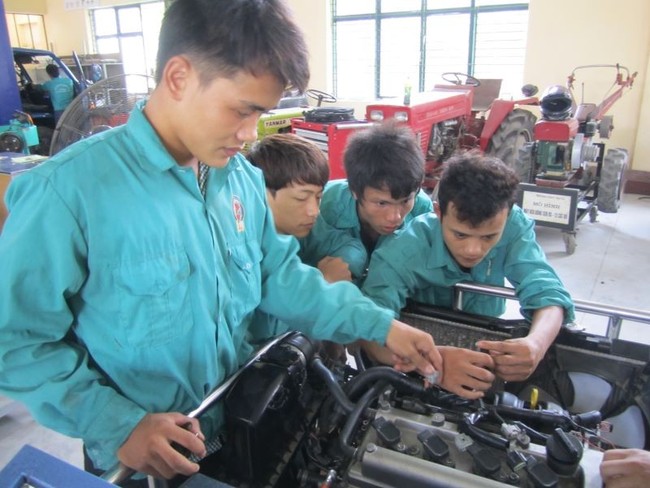 Students of the Mechatronics and Water Resources College practises with a car engine.
