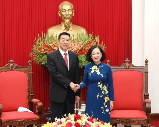 Politburo member and permanent member of the Party Central Committee’s Secretariat Truong Thi Mai (R) and CPPCC Vice Chairman Wang Yong (Photo: VNA)