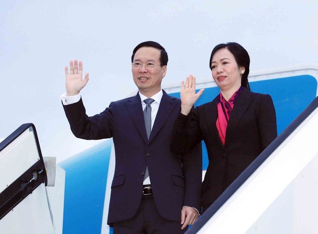 President Vo Van Thuong and his spouse at the Fukuoka international airport on November 30 before leaving Japan for Vietnam (Photo: VNA).
