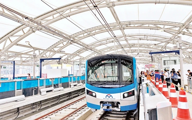 The Metro route No.1 put into trial run to prepare for official operation in 2024.
