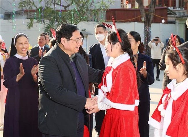 Prime Minister Pham Minh Chinh on December 23 visits extends Christmas and New Year greetings to priests and Catholics in the Bac Giang Parish. (Photo: VNA)