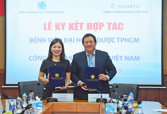 Representatives of the HCM City University Medicines Centre and Novartis Vietnam sign the Comprehensive Transplantation Management programme which is facilitated through UMC Care* – an existing mobile application. — Photo couttesy of the UMC