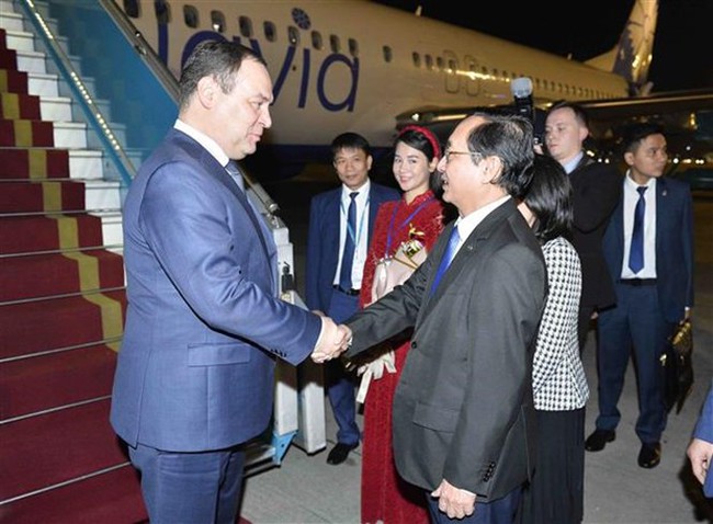 Belarusian Prime Minister Roman Golovchenko (L) arrives in Hanoi on December 6. (Photo: VNA)