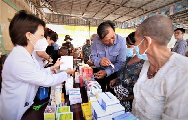 People in Koh Khsach Tonlea commune, Sa'Ang district, Cambodia’s Kandal province receive free medicine and consultation. (Photo: VNA)