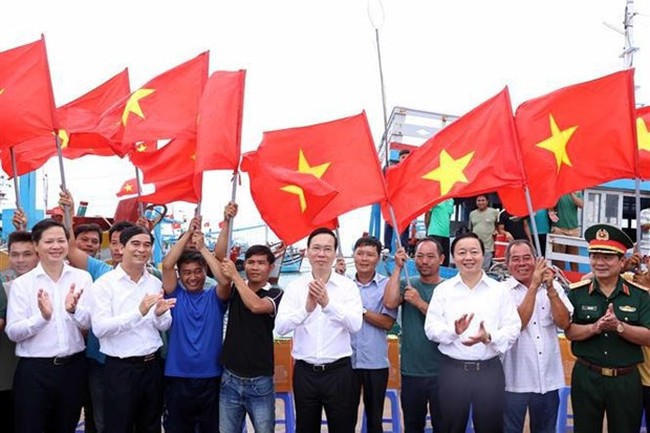 President Vo Van Thuong with officials, officers and people of Phu Quy island. (Photo: VNA)