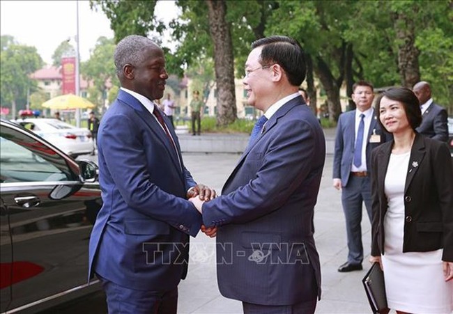 NA Chairman Vuong Dinh Hue (R) welcomes President of the Côte d'Ivoire NA Adama Bictogo. (Photo: VNA)