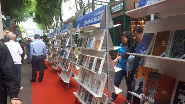 Visitors at the journalists book fair in HCM City. (Photo thanhnien.vn)