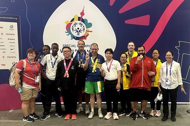 Athlete Nguyen Chau Hoang Phuc (sixth from the right) grabs a gold medal for Vietnam. (Photo: VNA)