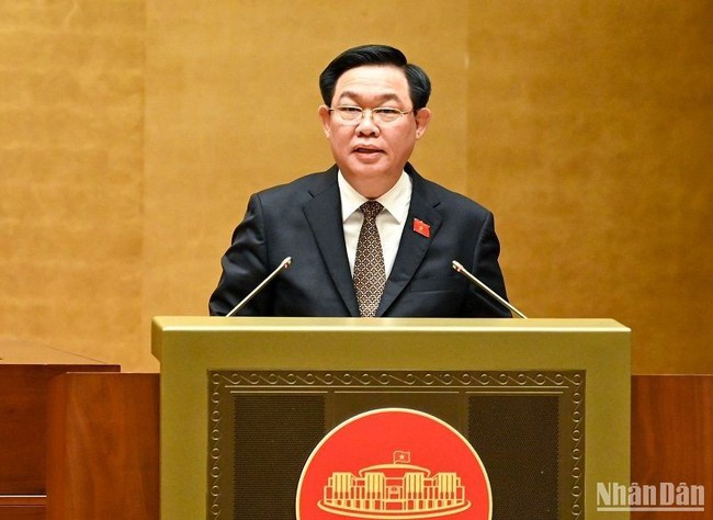 NA Chairman Vuong Dinh Hue speaking at the working session (Photo: NDO)