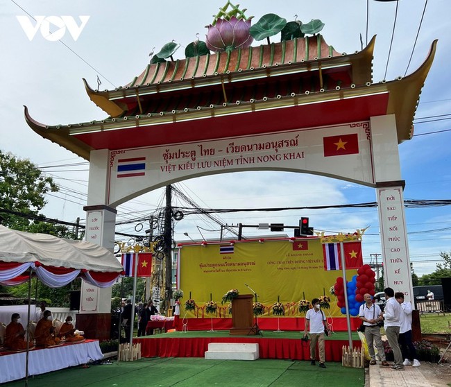 Vietnam welcome gate in Nong Khai province (Photo: VNA)