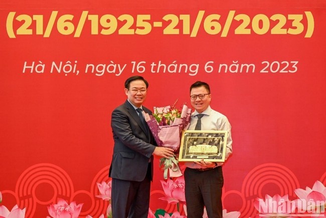 National Assembly Chairman Vuong Dinh Hue (L) presents a souvenir to Chairman of the Vietnam Journalists' Association Le Quoc Minh. (Photo: nhandan.vn)