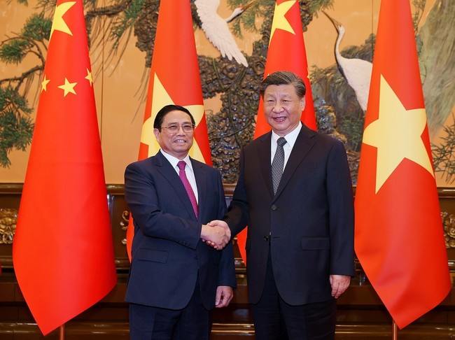 Prime Minister Pham Minh Chinh (L) meets with Party General Secretary and President of China Xi Jinping in Beijing on June 27. (Photo: VNA)