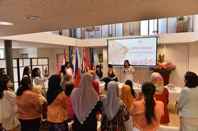 Spouses of Vietnamese diplomats and female diplomats of the Vietnamese Embassy in the Netherlands at the event (Photo: VNA)