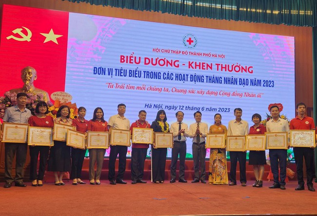 The outstanding individuals in voluntary blood donation were honoured at the conference (Photo: VNA)