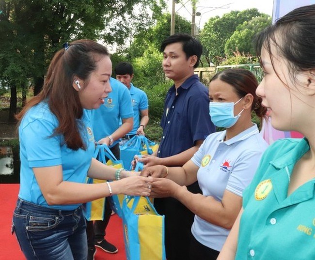 : Vu The Van, Chairman of the Trade Union of the Ho Chi Minh City Export Processing and Industrial Zones Authority in Ho Chi Minh City, gives gifts to disadvantaged workers at the programme (Photo: Thai Phuong)