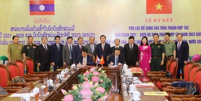 Leaders of Thanh Hoa and Houaphanh provinces sign an appendix supplementing the cooperation agreement for 2021 - 2025 and a cooperation agreement for 2023 on June 20. (Photo: VNA)