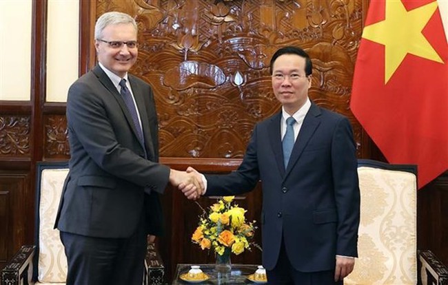 President Vo Van Thuong (R) and French Ambassador to Vietnam Nicolas Warnery. (Photo: VNA)