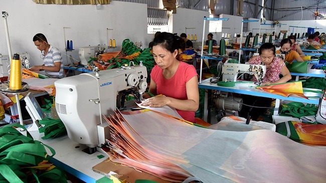 Sewing bags for export at Huyen Binh Company, Nam Dinh Province. (Photo: Lam Thanh)