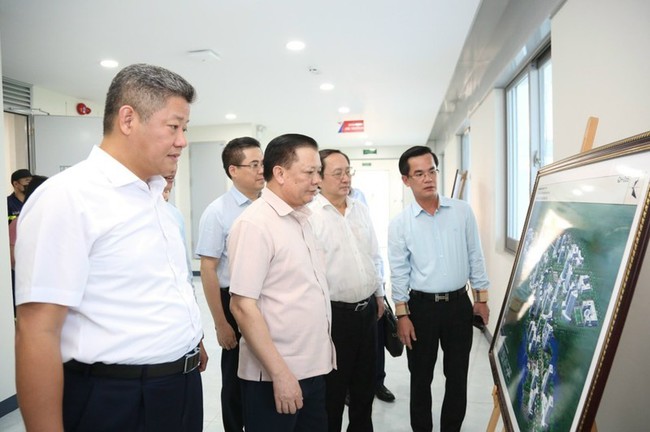 Leaders of the Hanoi Party Committee and the Ministry of Science and Technology conduct a field survey at Hoa Lac Hi-Tech Park.