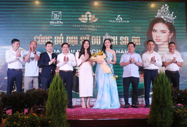 Miss Tourism Vietnam2022 Luong Ky Duyen (sixth from left) awarded ‘Sapa Tourism Ambassador’ title at the press conference (Photo: laocai.gov.vn)