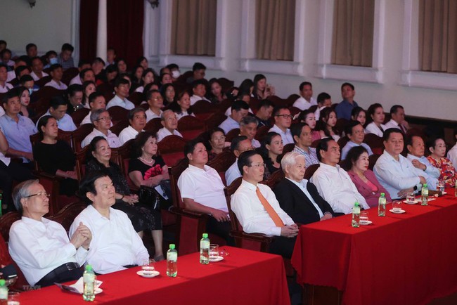 President Vo Van Thuong and Party and State leaders and former leaders attend the programme. (Photo: VNA)