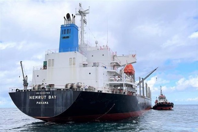 Rescue vessels of the Marine Services Joint Stock Company under the Saigon Tan Cang Corporation and the Vietnam People’s Navy take measures to rescue Bulk carrier Nemrut Bay of Panaman (Photo: VNA)