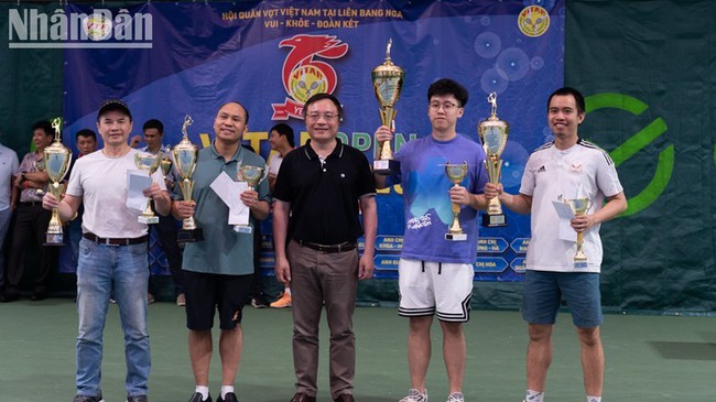 The awards ceremony of the tournament. (Photo: Thanh The)