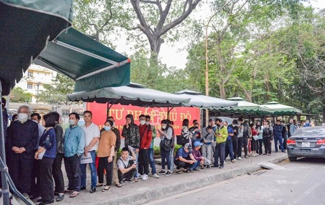 People line up to apply for judicial record certificates at the Hanoi Department of Justice. (Photo: nld.com.vn)
