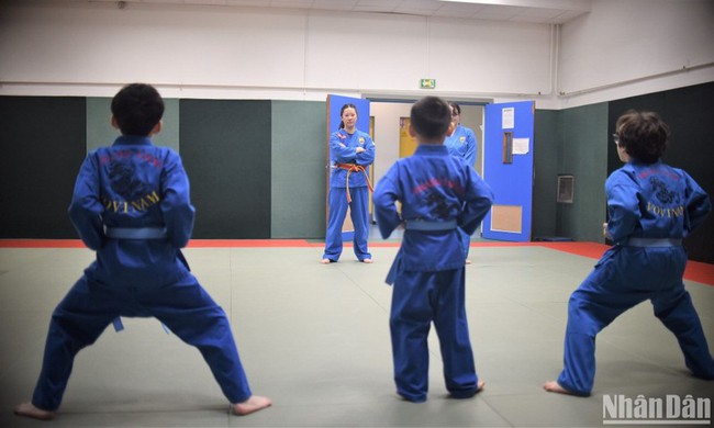 Truong Thuy Tien observes her students practicing in a Vovinam class. (Photo: Minh Duy)
