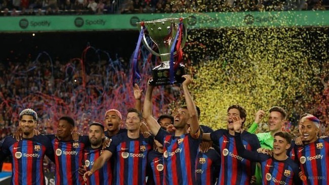 FC Barcelona's Sergio Busquets lifts the trophy alongside his teammates as they celebrate winning LaLiga after the match. (Photo: Reuters)