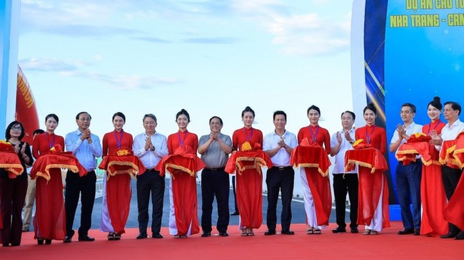 Prime Minister Pham Minh Chinh and other delegates cut the ribbon to inaugurate the expressways.