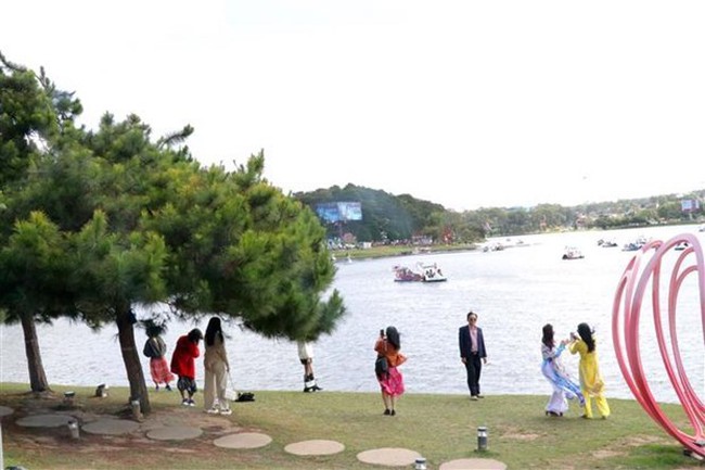 Tourists by Xuan Huong Lake, Da Lat city, Lam Dong province. (Photo: VNA)