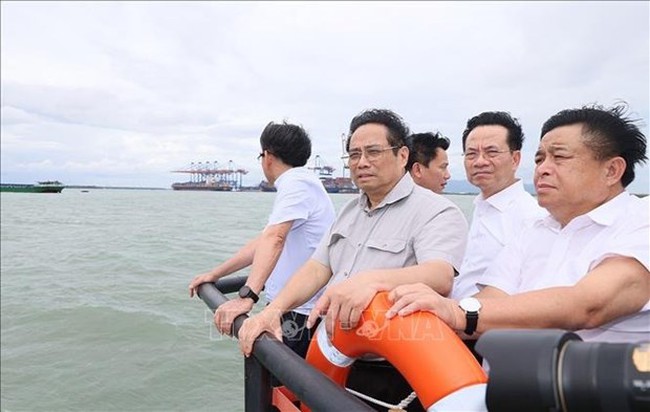 PM Pham Minh Chinh makes a field trip to the Can Gio international container transshipment port. (Photo: VNA)