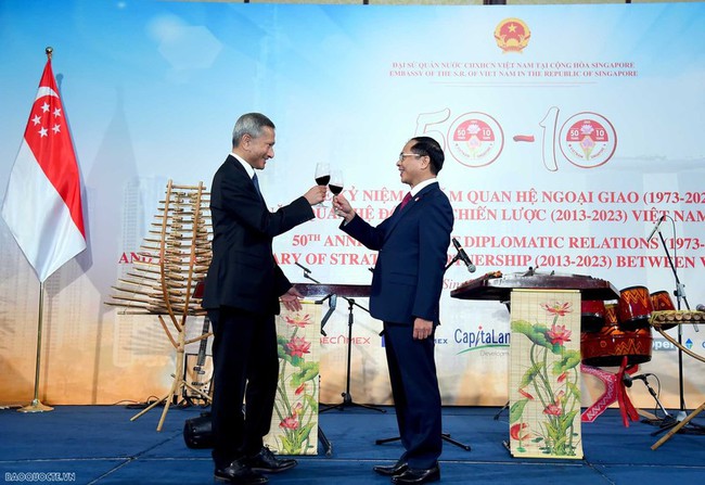 Minister of Foreign Affairs Bui Thanh Son and his Singaporean counterpart Vivian Balakrishnan celebrate the 50th anniversary of diplomatic relations and the 10th anniversary of the Strategic partnership between the two countries. (Photo: Quang Hoa)