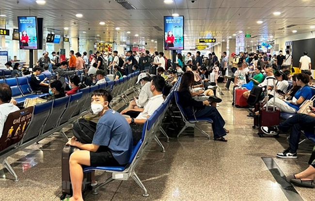 Customers waiting to board plane at Tan Son Nhat International Airport.(Photo: VNA)