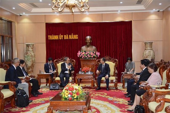 Secretary of Da Nang’s Party Committee Nguyen Van Quang receives Japanese Ambassador to Vietnam Yamada Takio. (Photo: VNA)