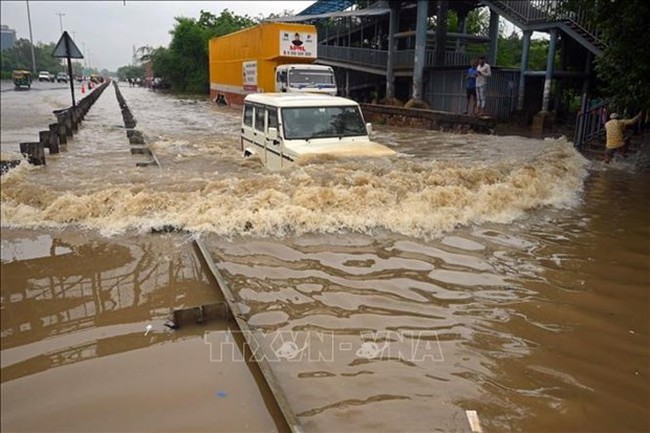 A flooded highway in Gurgaon on the outskirts of New Delhi on July 9. (Photo: AFP/VNA)