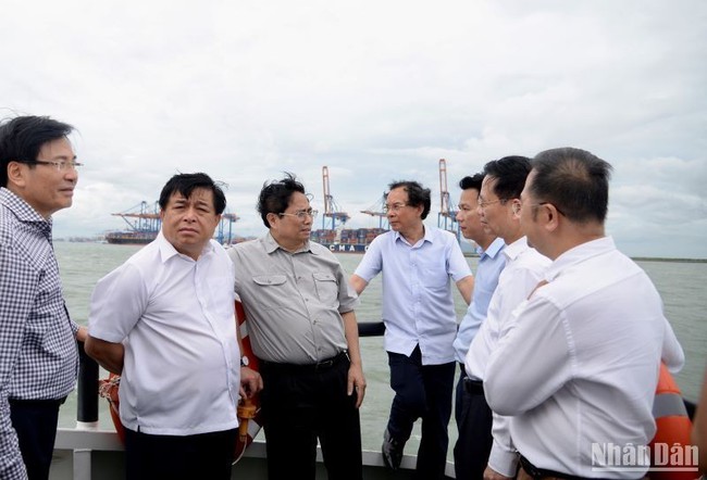 PM Pham Minh Chinh makes a field trip to the Can Gio international container transshipment port. (Photo: NDO)