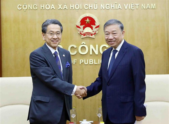 Politburo member and Minister of Public Security General To Lam (R) shakes hands with Managing Director, Chairman of the Board of Directors of the Japan Bank for International Cooperation (JBIC) Maeda Tadashi. (Photo: bocongan.gov.vn)