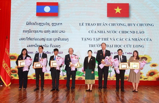 Staff members of Cuu Long University receive Friendship Medal of Laos. (Photo: VNA)