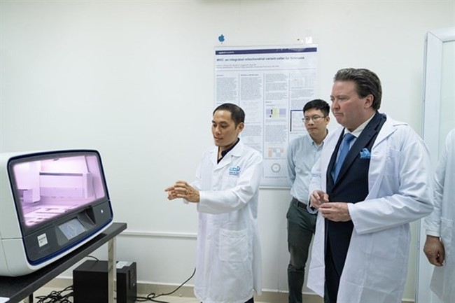 US Ambassador to Vietnam Marc Knapper visits the Centre for DNA Identification (CDI) under the Vietnam Academy of Science and Technology (VAST). (Photo courtesy of the US Embassy in Hanoi)